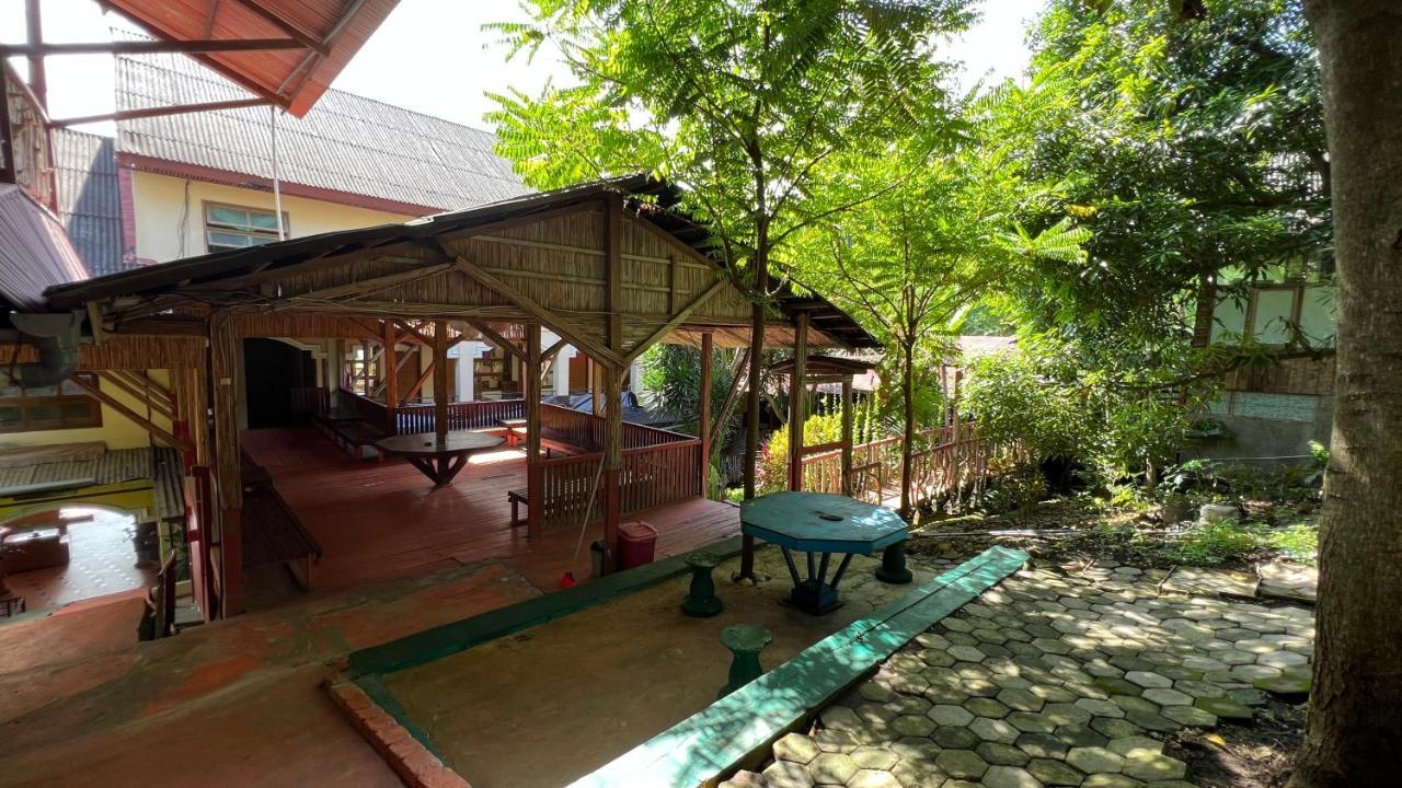 Centro Bajo Hotel & Resto Labuan Bajo Exteriör bild