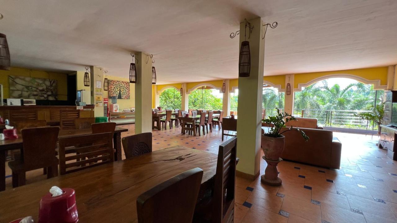 Centro Bajo Hotel & Resto Labuan Bajo Exteriör bild