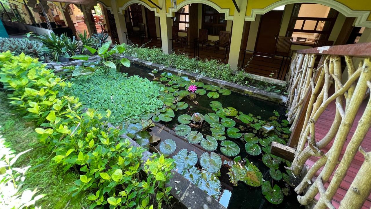 Centro Bajo Hotel & Resto Labuan Bajo Exteriör bild