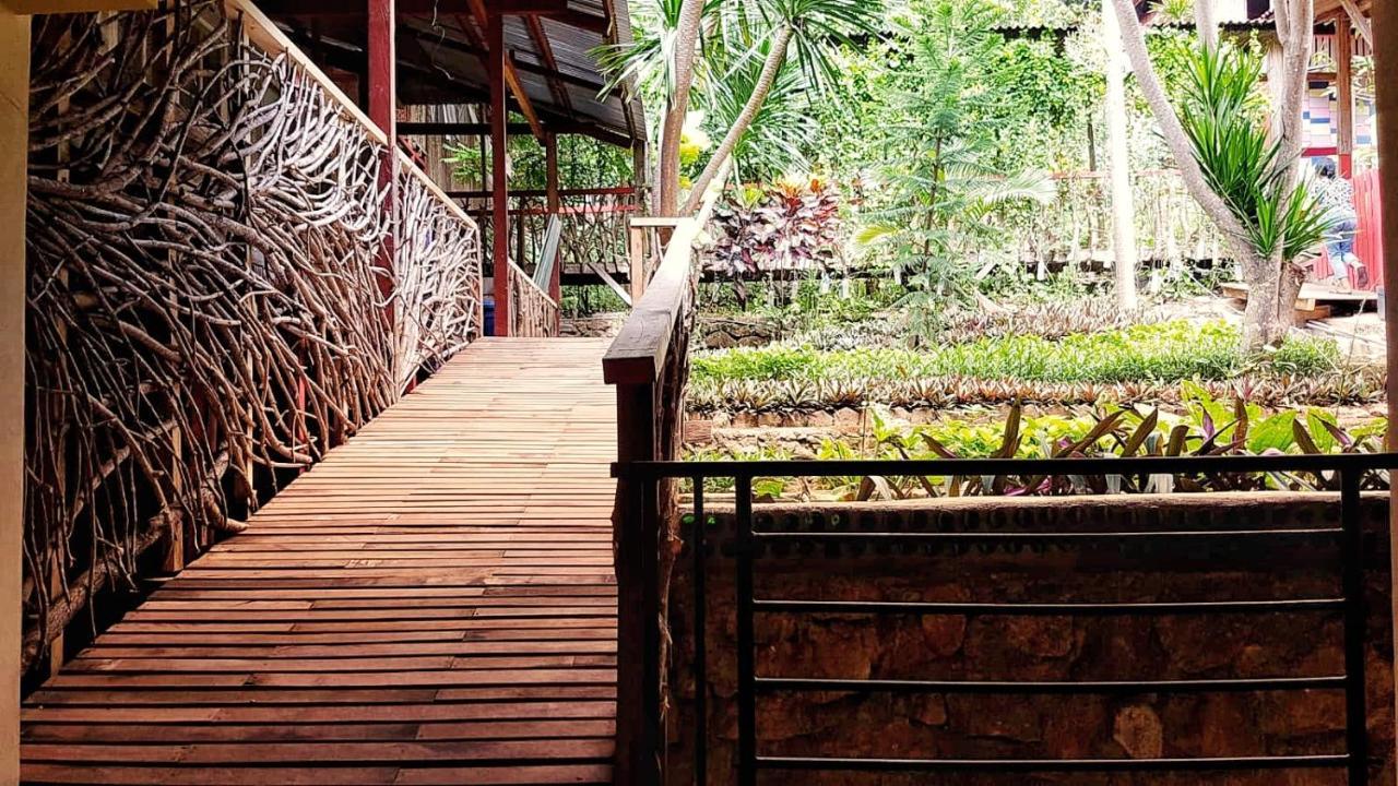 Centro Bajo Hotel & Resto Labuan Bajo Exteriör bild