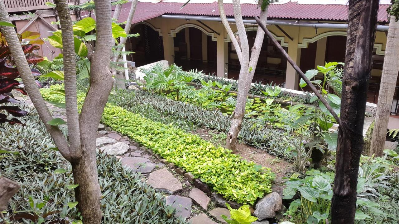 Centro Bajo Hotel & Resto Labuan Bajo Rum bild